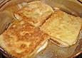 Italienischer Toast mit Mozzarella und Sardellen
