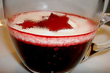 Essenz von Roter Bete mit Zitronensahne