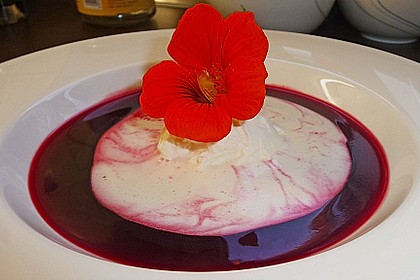 Essenz von Roter Bete mit Zitronensahne 1