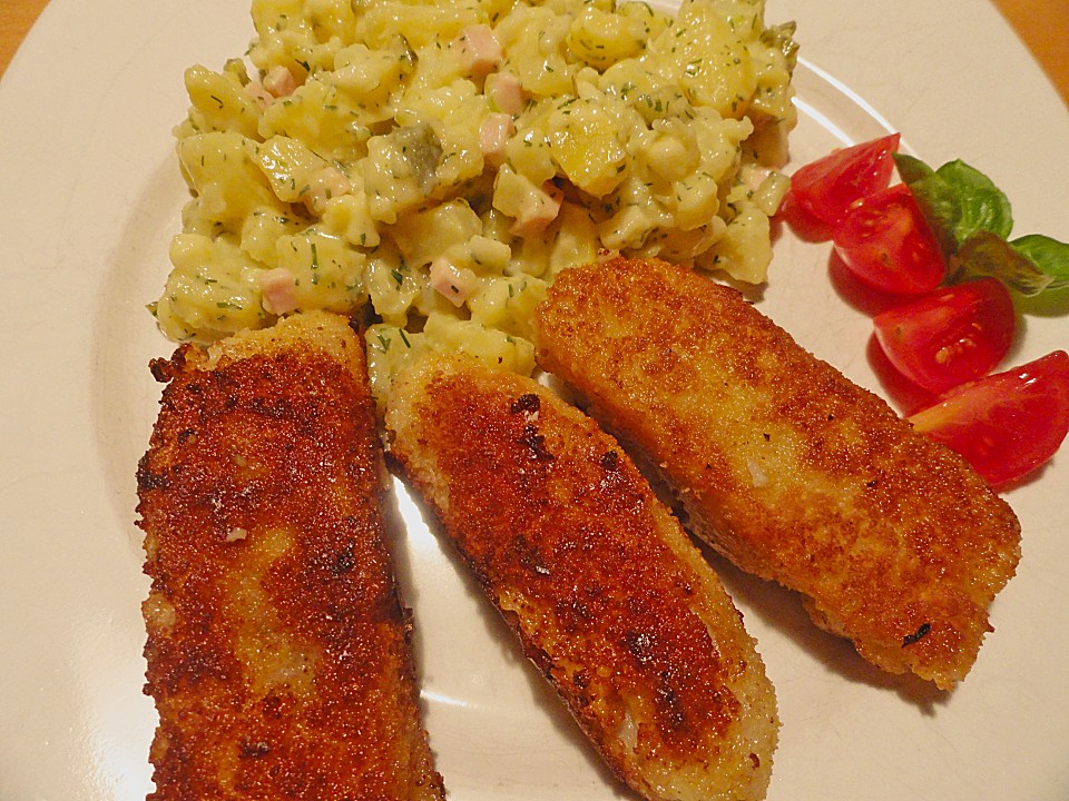 Fischstäbchen und Kartoffelsalat mit Mayonnaise Rezept mit Bild