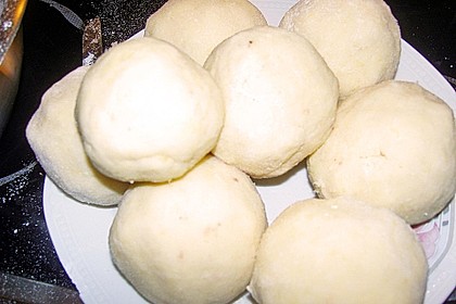 Gef&uuml;llte Kl&ouml;&szlig;e mit Speckso&szlig;e