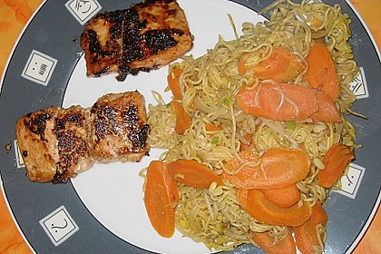 Lachsfilet auf Bratnudeln