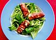 Schafsk&auml;se im Speckmantel auf Feldsalat