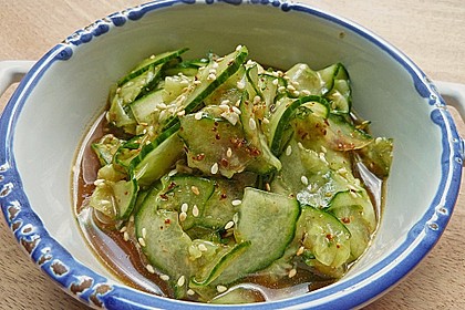 Frischer ges&auml;uerter Sesam&ouml;l - Gurkensalat