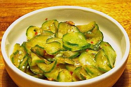 Frischer ges&auml;uerter Sesam&ouml;l - Gurkensalat 1
