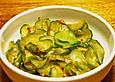 Frischer ges&auml;uerter Sesam&ouml;l - Gurkensalat