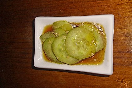 Frischer ges&auml;uerter Sesam&ouml;l - Gurkensalat 2