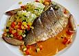 Wolfsbarschfilet auf der Haut gebraten, mit Paprikasauce und Parmesankartoffeln