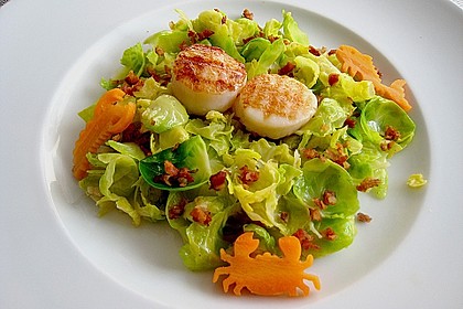 Jakobsmuscheln&uuml;sschen und Speckw&uuml;rfel auf warmem Salat von Rosenkohlbl&auml;ttern