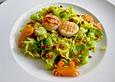 Jakobsmuscheln&uuml;sschen und Speckw&uuml;rfel auf warmem Salat von Rosenkohlbl&auml;ttern