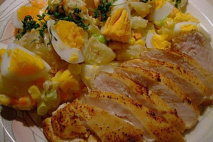 H&uuml;hnchenbrust mit buntem Kartoffelsalat