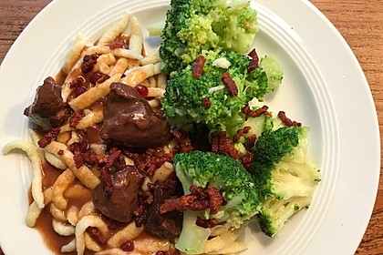 Hirschgulasch mit Rotwein und Speck 12