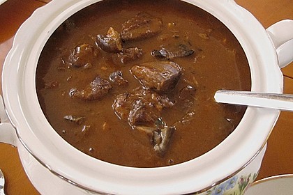 Hirschgulasch mit Rotwein und Speck 3