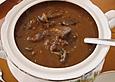 Hirschgulasch mit Rotwein und Speck