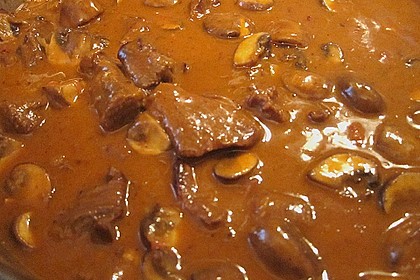 Hirschgulasch mit Rotwein und Speck 15
