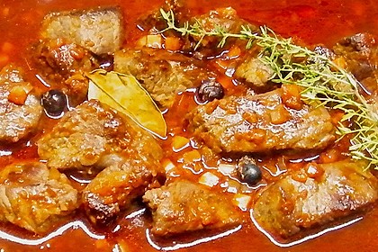 Hirschgulasch mit Rotwein und Speck 23