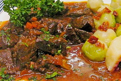 Hirschgulasch mit Rotwein und Speck 20