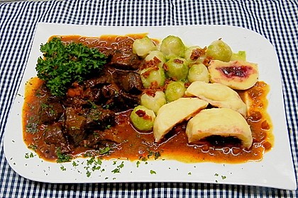 Hirschgulasch mit Rotwein und Speck 2