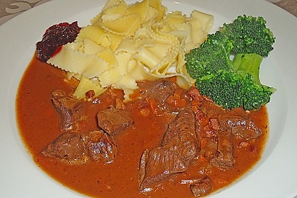 Hirschgulasch mit Rotwein und Speck 17