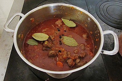 Hirschgulasch mit Rotwein und Speck 24