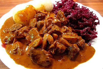Hirschgulasch mit Rotwein und Speck
