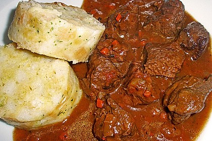 Hirschgulasch mit Rotwein und Speck 4