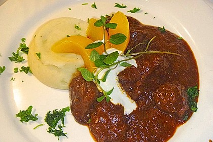 Hirschgulasch mit Rotwein und Speck 5
