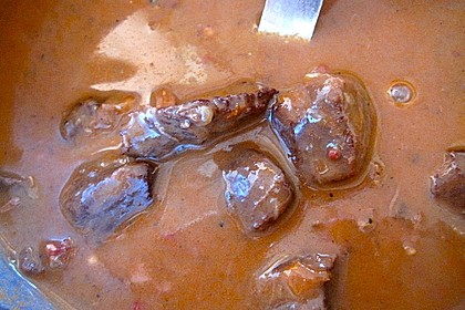 Hirschgulasch mit Rotwein und Speck 21