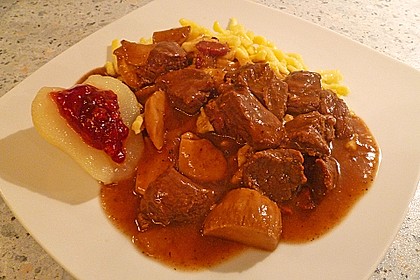 Hirschgulasch mit Rotwein und Speck 10