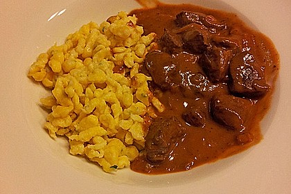 Hirschgulasch mit Rotwein und Speck 16