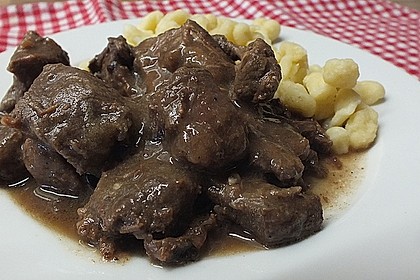 Hirschgulasch mit Rotwein und Speck 11