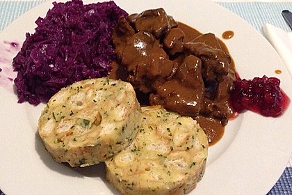 Hirschgulasch mit Rotwein und Speck 6