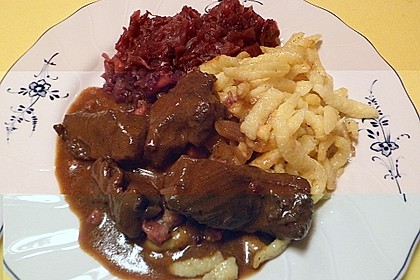 Hirschgulasch mit Rotwein und Speck 1