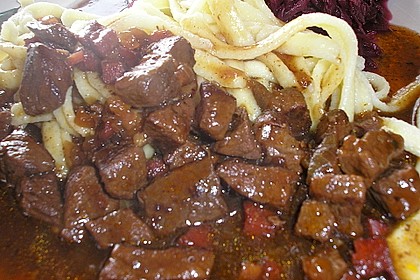 Hirschgulasch mit Rotwein und Speck 14