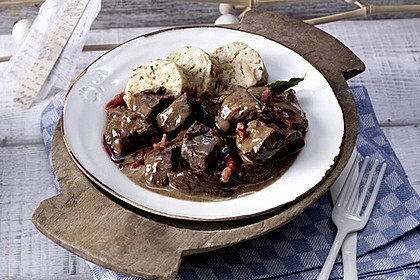Hirschgulasch mit Rotwein und Speck 7