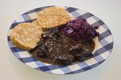 Hirschgulasch mit Rotwein und Speck 8