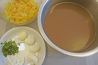 Perlhuhn - Consomm&eacute; mit pochiertem Wachtelei und Gem&uuml;sebrunoise