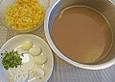 Perlhuhn - Consomm&eacute; mit pochiertem Wachtelei und Gem&uuml;sebrunoise