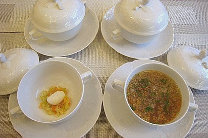 Perlhuhn - Consomm&eacute; mit pochiertem Wachtelei und Gem&uuml;sebrunoise 1