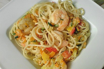 Gem&uuml;sespaghetti mit Shrimps