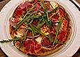 Pizza mit Feigen und Schinken