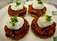 Pochiertes Wachtelei auf Toast mit pikantem Tomatenkompott
