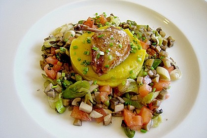 Wachtelbr&uuml;stchen auf gelbem Erbsenp&uuml;ree mit Champignon - Lauch - Gem&uuml;se