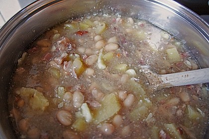 Wei&szlig;e Bohnensuppe mit Wurst