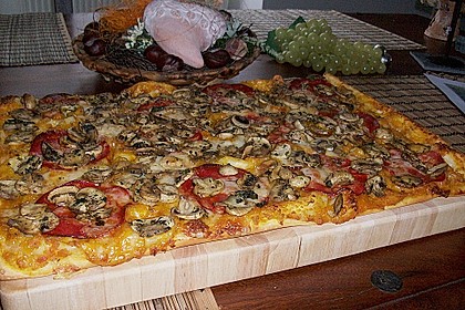 K&uuml;rbispizza mit Chorizo, Gruy&egrave;re und braunen Champignons