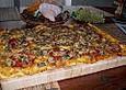 K&uuml;rbispizza mit Chorizo, Gruy&egrave;re und braunen Champignons