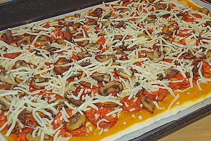 K&uuml;rbispizza mit Chorizo, Gruy&egrave;re und braunen Champignons 1