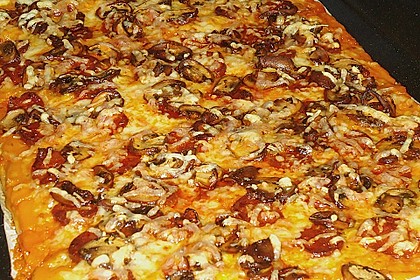 K&uuml;rbispizza mit Chorizo, Gruy&egrave;re und braunen Champignons 2