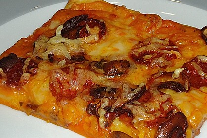 K&uuml;rbispizza mit Chorizo, Gruy&egrave;re und braunen Champignons 3