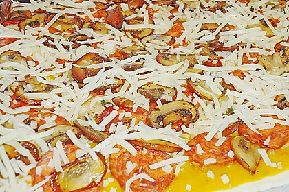 K&uuml;rbispizza mit Chorizo, Gruy&egrave;re und braunen Champignons 4